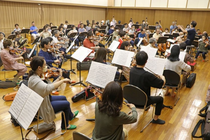 練習に取り組む高松交響楽団のメンバー＝香川県高松市玉藻町、レクザムホール