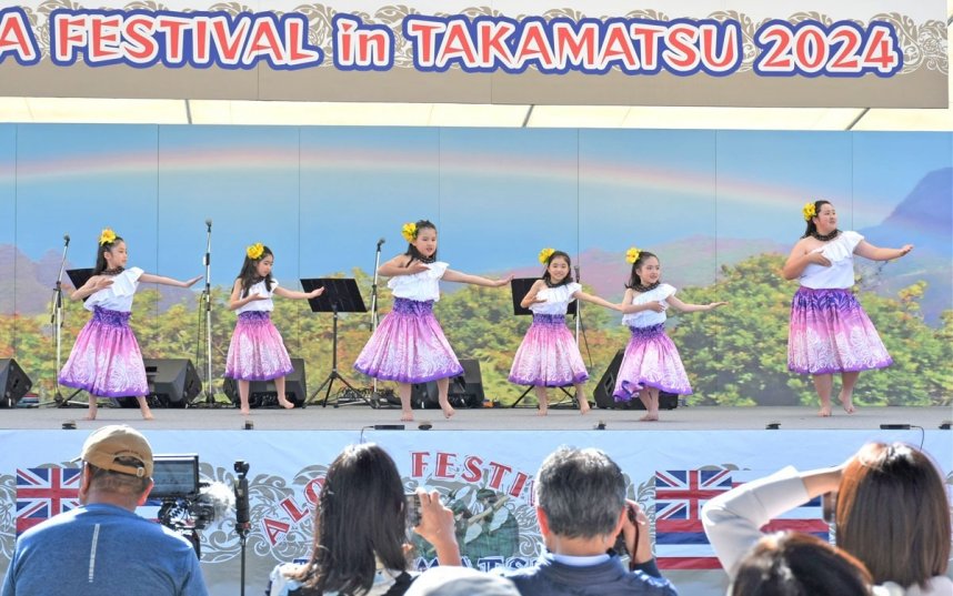 しなやかな踊りを披露するフラダンス愛好家ら＝香川県高松市番町、市中央公園