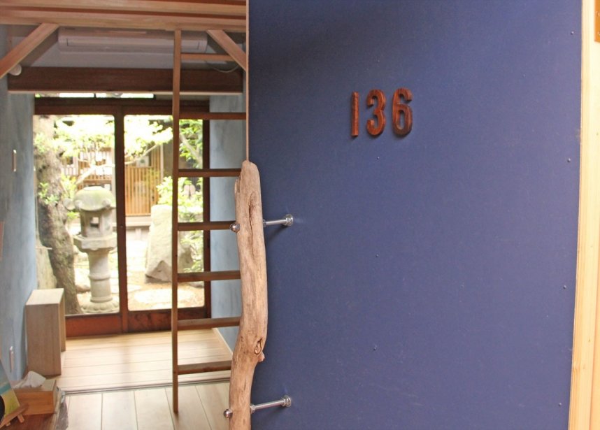 客室のドアには図書館の分類番号を組み合わせた番号を記載。部屋からは中庭が見える